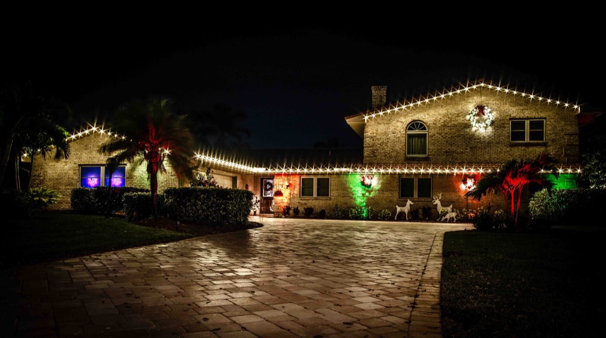 Roofline & Décor holiday lighting installation